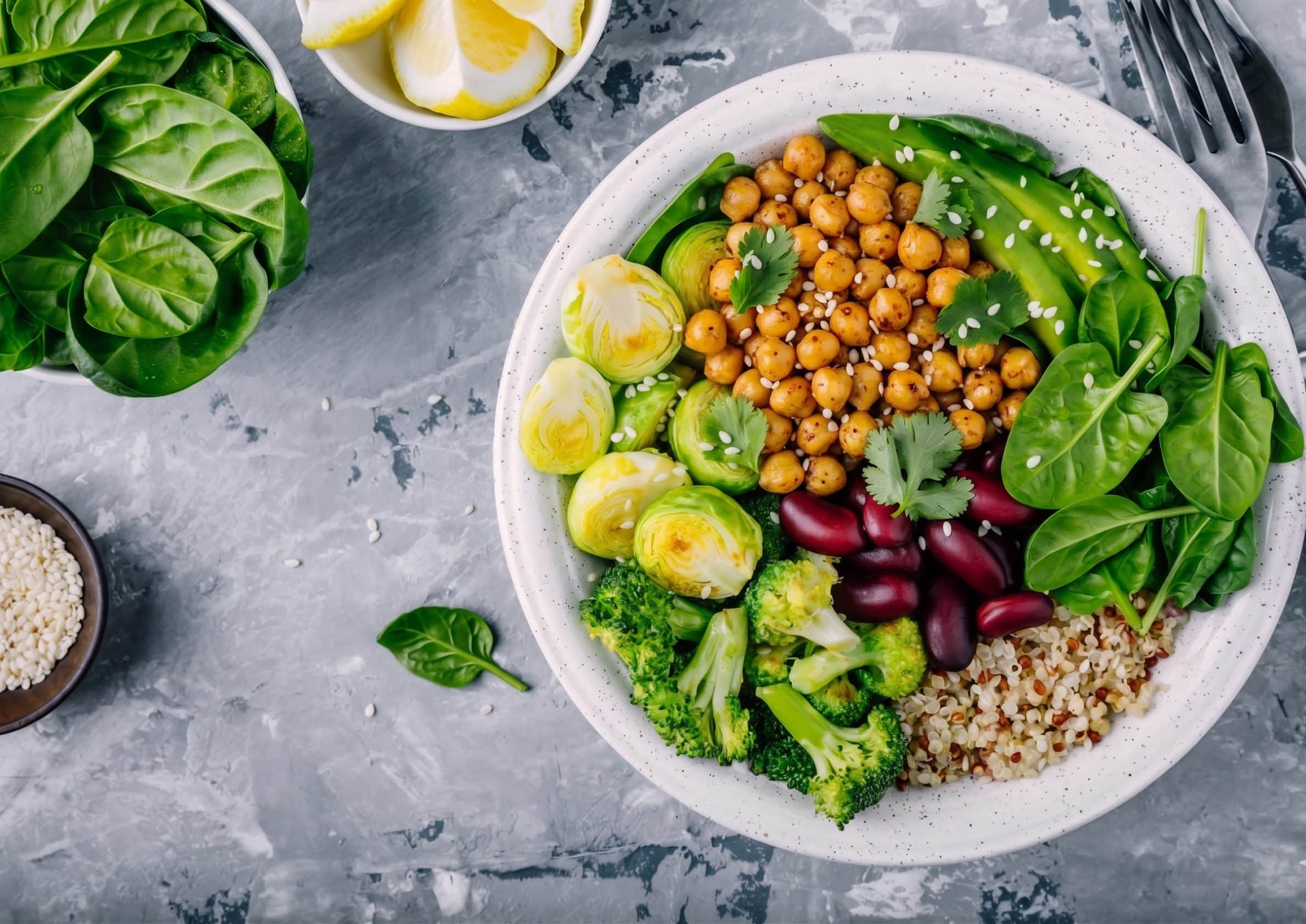Power bowl with Seenergy IQF chickpeas, kidney beans and grains, spinach and broccoli